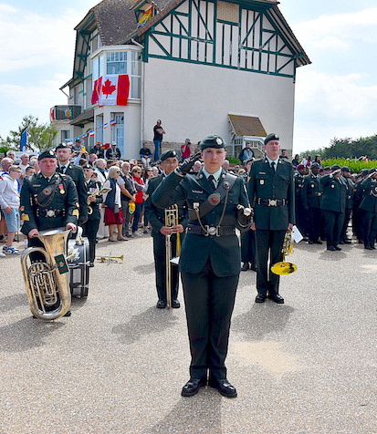 Photo illustrant la journée du 6 Juin 2024 à Bernières sur mer lors de la Cérémonie officielle avec les régiments de La Chaudière et des Queen’s Own Rifles